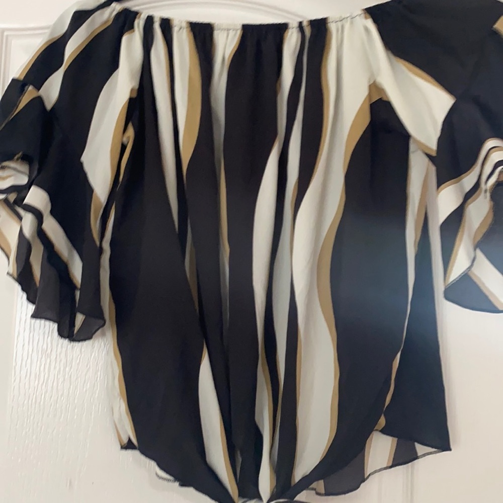 Off the shoulders XL tie front shirt